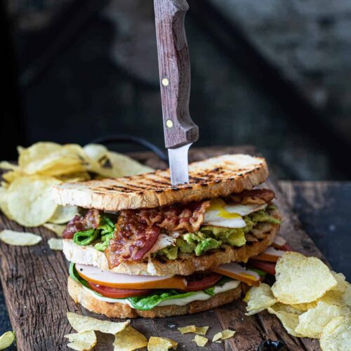 Club sandwich met kip, bacon en avocado